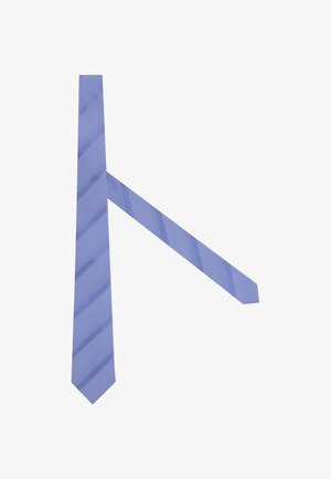 Corbata azul claro con sutiles rayas diagonales, colocada sobre un fondo blanco.