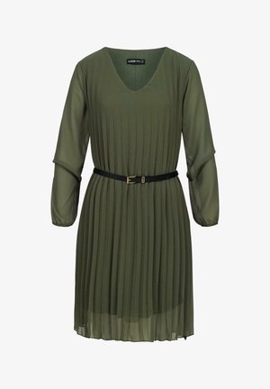 Olivgrünes, gefüttertes Kleid mit V-Ausschnitt, langen Ärmeln und einem schwarzen Gürtel mit goldener Schnalle. Weicher, fließender Stoff mit einer mehrlagigen Textur.