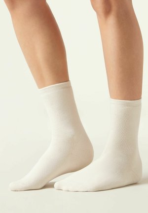 Baumwollmischung Knöchelsocken in Off-White mit geripptem Muster und einem engen elastischen Bündchen für Komfort. Glatte Oberfläche und nahtloses Zehendesign.