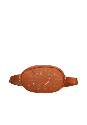 Marsupio in pelle marrone a forma ovale, con motivi cuori borchiati e raggi di sole, e chiusura a fibbia per una tracolla regolabile.