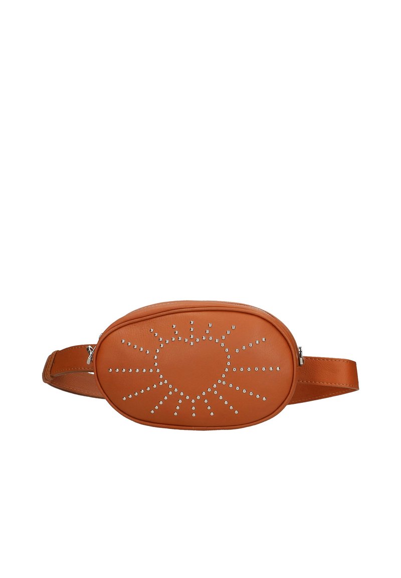 Bruine leren heuptas met een ovale vorm, voorzien van studded hart- en zonburstpatronen, en een gespsluiting voor een verstelbare schouderriem.