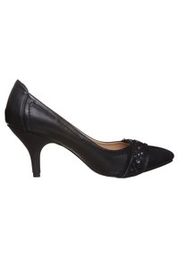 Chaussure à talon haut en cuir noir avec un nez pointu et une bande décorative ornée d'accents texturés et de clous. Design de talon fin.