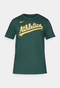 Grøn bomulds T-shirt med korte ærmer, prydet med "Athletics" logo i gul tekst på brystet og Nike-logoen på den øverste venstre del.