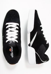 Baskets en suède noir avec des lacets blancs et des semelles en caoutchouc ; dotées d'accents en maille et d'une bande blanche contrastante ; logo sur le côté.