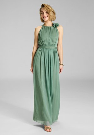 Vestido maxi de suave tejido verde; escote halter con un acento floral en un hombro; silueta fluida con cintura fruncida.