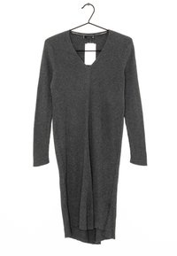 Langärmliges, dunkelgraues, geripptes Strickkleid mit V-Ausschnitt und seitlichen Schlitzen. Der Stoff hat eine strukturierte Optik und hängt an einem schwarzen Haken.