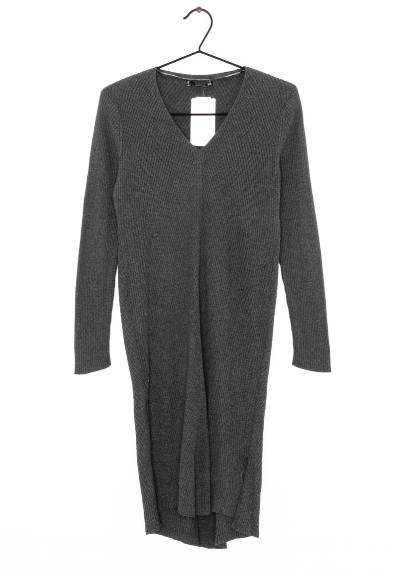 Langärmliges, dunkelgraues, geripptes Strickkleid mit V-Ausschnitt und seitlichen Schlitzen. Der Stoff hat eine strukturierte Optik und hängt an einem schwarzen Haken.