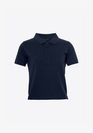 Námořnicky modré polo triko vyrobené z bavlny, s knoflíkovou légou, krátkými rukávy a malým logem vyšitým na hrudi.