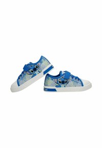 Μπλε παιδικά sneakers με τον κινούμενο χαρακτήρα Stitch στις πλευρές, λευκές σόλες, μπλε κορδόνια και λουράκια με βέλκρο.