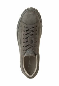 Baskets en daim gris à bout rond, design à lacets, col rembourré et semelle en caoutchouc robuste avec une prise texturée.