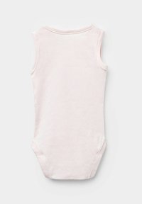 Jasnoróżowy bezrękawnik wykonany z miękkiej bawełny. Posiada okrągły dekolt, zapięcie na napy u dołu oraz gładką, jednolitą teksturę.