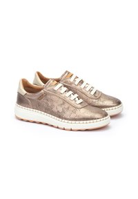 Baskets métalliques bronze avec un design perforé, lacets blancs, semelle crème et accents texturés. Bout arrondi et style décontracté.