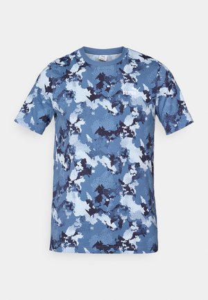Blå camouflage t-shirt lavet af letvægtigt stof, med korte ærmer og rund halsudskæring. Hvidt logo på forsiden.