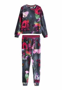 Loungewearset met bloemmotief, bestaande uit een lange mouw top en taps toelopende broek; donkere achtergrond met levendige rode, roze en groene bloemen.