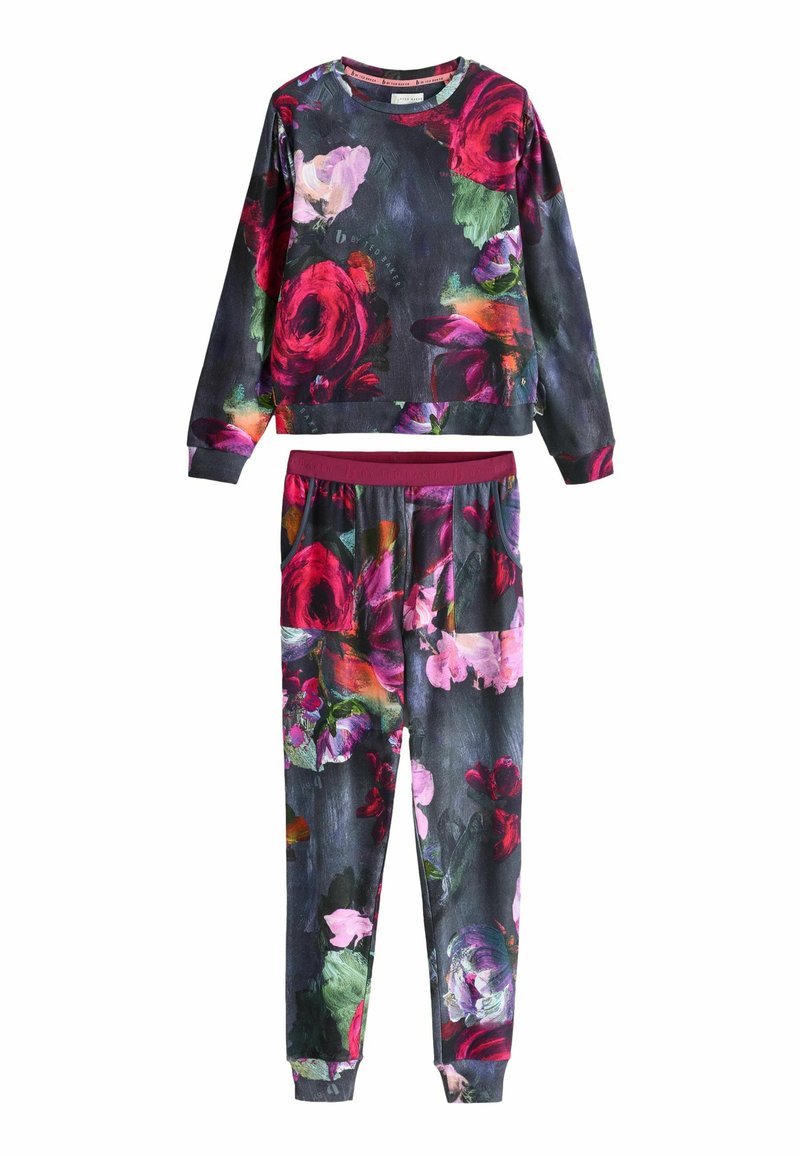 Loungewearset met bloemmotief, bestaande uit een lange mouw top en taps toelopende broek; donkere achtergrond met levendige rode, roze en groene bloemen.