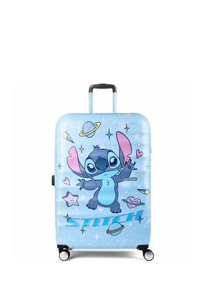 Maleta azul clara con caricatura de Stitch, estrellas, corazones, planetas y texto "STITCH", con cuatro ruedas y asa telescópica.