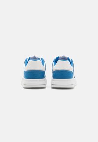 Sneaker blu e bianchi con tomaia testurizzata, colletto imbottito e suole in gomma bianche. Presentano una punta liscia e accenti a contrasto.
