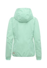 Mintgroene jas met capuchon, elastische manchetten en zoom, gezien van achteren, met een klein logopatchje bij de onderste linkerkant.
