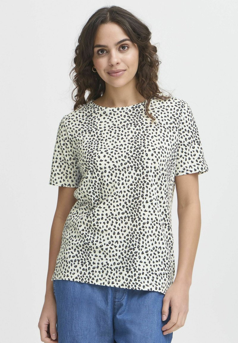 T-shirt a maniche corte color crema con motivo leopardato nero, dotato di scollo rotondo e vestibilità comoda. Tessuto morbido e traspirante.