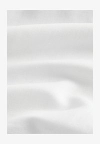 Vybráno, white double collar