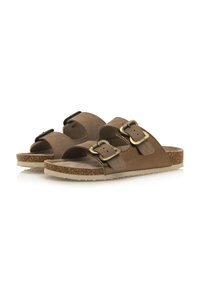 Sandalias de ante marrón con dos hebillas ajustables, una plantilla de corcho y una suela de goma texturizada. Diseño de punta abierta con perfil plano.