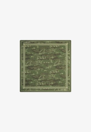 Zelená čtvercová ubrus má vzor krajiny se stromy a mraky, lemovaný tenkou linkou. V rohu je text "LES DEUX."