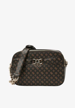 Sac à main synthétique noir avec motif de logo, matériel argenté, fermeture éclair et bandoulière réglable avec des détails en chaîne. Forme rectangulaire compacte.