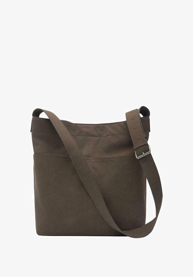 Smešani smeđi platneni remen koji se može prilagoditi, s glatkom teksturom, prednjim džepom i minimalističkim dizajnom.