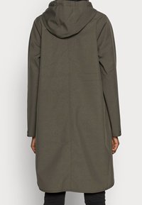 Mørkeolivengrøn lang frakke med hætte, der har en glat tekstur, lige snit og subtile syningsdetaljer langs rygsømmen.