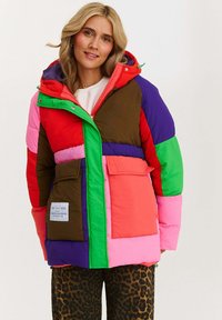 Pestrý nafukovací kabát s panelmi v červenej, zelenej, ružovej, fialovej a hnedej farbe, s kapucňou a prednou vreckom s detailom štítku.