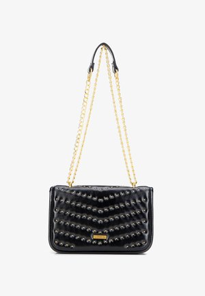 Schwarze Lederhandtasche mit goldenen Nieten, einem gesteppten Design und einem goldenen Kettenriemen. Auffällig durch ihre glänzende Textur und die strukturierte Form.