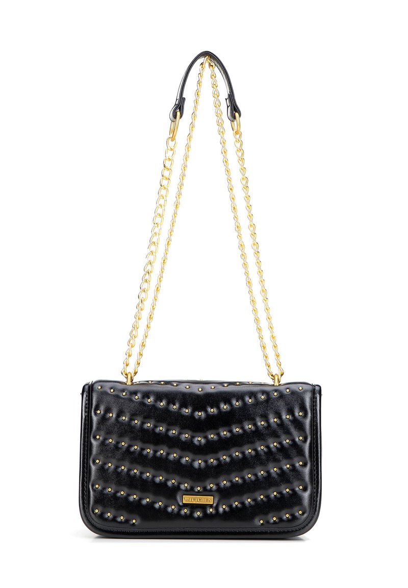 Czarna skórzana torebka z złotymi ćwiekami, pikowanym wzorem oraz złotym łańcuszkowym paskiem. Charakteryzuje się błyszczącą fakturą i ustrukturyzowanym kształtem.