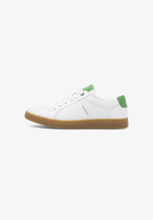 Deportiva de cuero blanco con acentos verdes y suela de goma contrastante. Presenta un upper suave, puntera redonda y detalles de ojales.