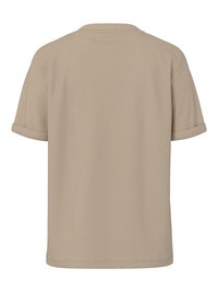 Bež kratka majica s kratkim rukavima s uvijenim rubovima, okruglim izrezom i jednostavnim dizajnom, prikazana sa stražnje strane na bijeloj pozadini.