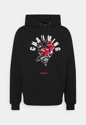 Černá mikina s kapucí s bílým motivem a slovem "CHARMING" a designem červené růže, přední kapsa a detail červeného loga. Měkká textilie.
