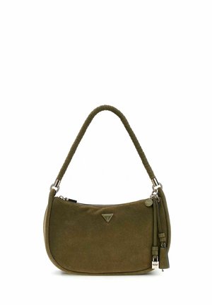 Sac d'épaule en daim vert olive avec une poignée rembourrée unique, un logo triangulaire, une fermeture éclair, et des pampilles décoratives suspendues ainsi qu'un cadenas.