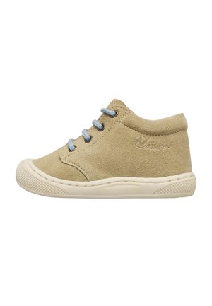Baskets montantes pour tout-petit en daim beige avec lacets bleu clair et semelle en caoutchouc texturée blanche, logo latéral visible.