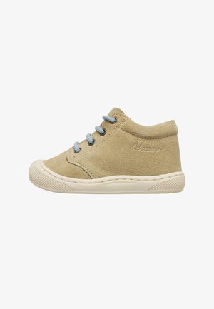 Baskets montantes pour tout-petit en daim beige avec lacets bleu clair et semelle en caoutchouc texturée blanche, logo latéral visible.