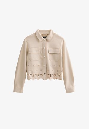 Beżowa krótka kurtka z kołnierzem, zatrzaskami, dwoma klapowanymi kieszeniami na piersi oraz kwiatowym wzorem wycięć wzdłuż falowanego dołu.
