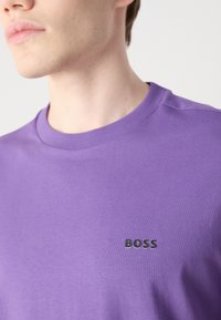 BOSS TEE - Paprasti marškinėliai - dark purple