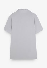 Hellgraues Kurzarm-Polo-Shirt mit klassischem Kragen, nahtlosen Schultern und einer glatten, weichen Textur. Keine sichtbaren Muster oder Akzente.