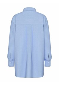 Camicia a maniche lunghe azzurro chiaro con strisce verticali bianche, polsini con bottone e dettagli di piega sullo yoke posteriore. Tessuto leggero e testurizzato.