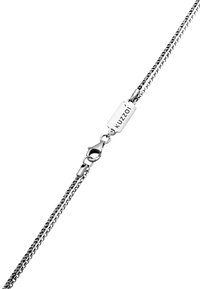 Bracciale in argento sterling con design intrecciato, chiusura a moschettone e un piccolo tag inciso con il nome del marchio "KUZOI."