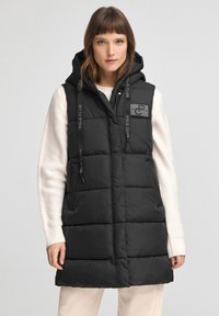 Czarna pikowana kamizelka puchowa z kapturem, z poziomym przeszyciem, bocznymi kieszeniami oraz logo „Polo Club” na piersi i paskach.