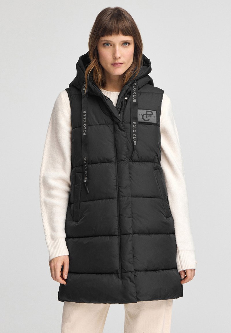 Czarna pikowana kamizelka puchowa z kapturem, z poziomym przeszyciem, bocznymi kieszeniami oraz logo „Polo Club” na piersi i paskach.