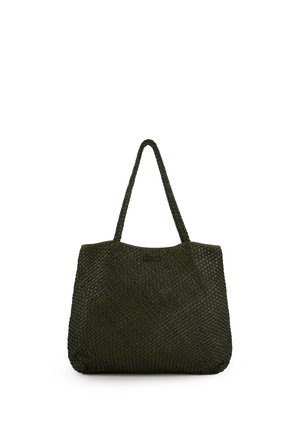 Ciemnozielona pleciona torba na ramię z plecionymi uchwytami i prostokątnym kształtem na białym tle.