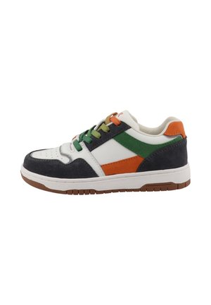 Sneaker met een witte leren basis, marineblauwe suède en oranje en groene accenten. Rubberzool en contrasterende veters in groen en oranje.