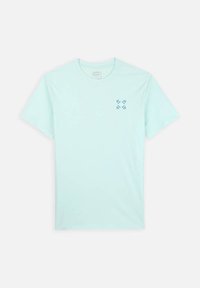 T-shirt vert menthe à manches courtes en tissu doux, avec un petit motif bleu sur la poitrine gauche et un col rond.