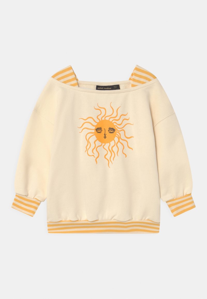 Sudadera color crema con un gráfico de sol naranja, con acentos a rayas en amarillo y blanco en el hombro y los puños.