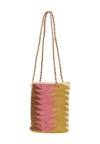 Kudottu kantokassi vaaleanpunaisena, ruskeana ja keltaisena, jossa on sahalaitakuviota, ja varustettuna letitetyillä kahvoilla sekä luonnollisella tekstuurilla.